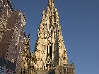 008  Eingehüllt wie der Kölner Dom. Auch hier nagt der Zahn der Zeit am Gemäuer.