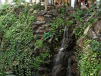 010-Hotel Melia Vulcan-Wasserfall  Ein Wasserfall im "Empfangsvulkan".