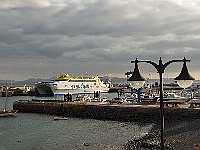 027-Playa Blanca - Hafen  Diese Katamaranfähre schafft es in 12 Minuten auf die Nachbarinsel.