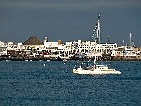 028-Playa Blanca- Hafen  Unser Hotel - den charakteristischen Vulkan sieht man von überall.