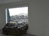 067-Fundacion Manrique in Tahiche  Die Lava scheint durch das Fenster zu fließen.