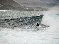 104-La Caleta - Strand und Surfer  Schafft er es?